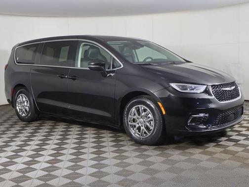 Brilliant Black Crystal Pearlcoat 2023 Chrysler Pacifica Touring L