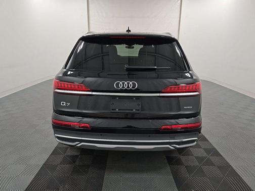 Mythos Black Metallic 2023 Audi Q7 45 Premium