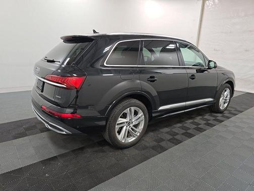 Mythos Black Metallic 2023 Audi Q7 45 Premium