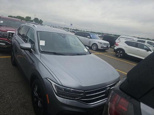 Silver Metallic 2022 Volkswagen Tiguan 2.0T SE 4MOTION