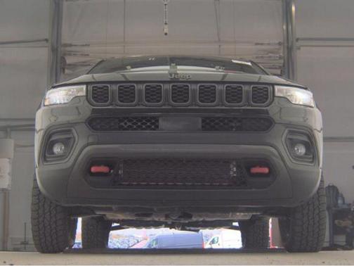Diamond Black Crystal Pearlcoat 2024 Jeep Compass Trailhawk