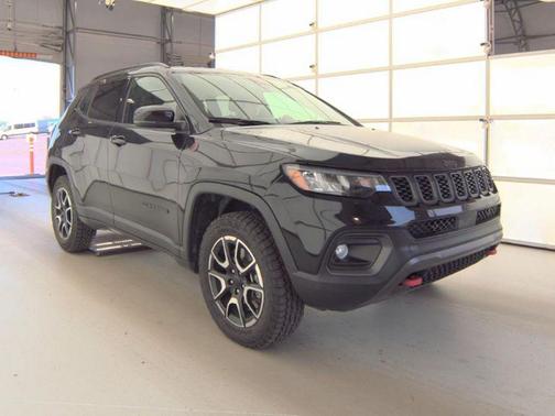 Diamond Black Crystal Pearlcoat 2024 Jeep Compass Trailhawk