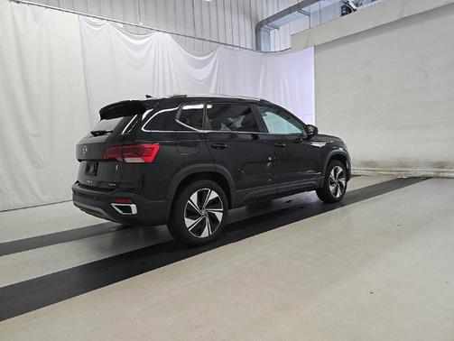 Deep Black Pearl 2024 Volkswagen Taos 1.5T SE