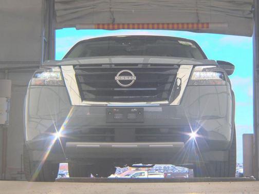 Solid Gray/Super Black 2024 Nissan Pathfinder SL 4WD