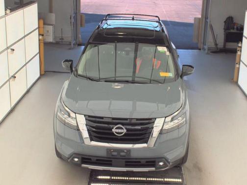 Solid Gray/Super Black 2024 Nissan Pathfinder SL 4WD