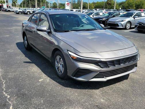 2025 Hyundai ELANTRA SE