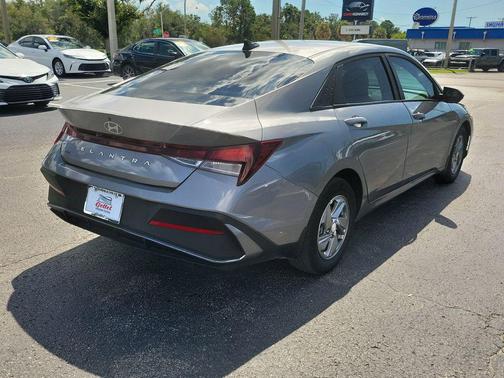 2025 Hyundai ELANTRA SE