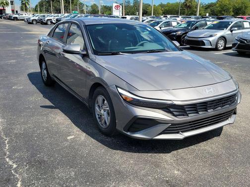 2025 Hyundai ELANTRA SE