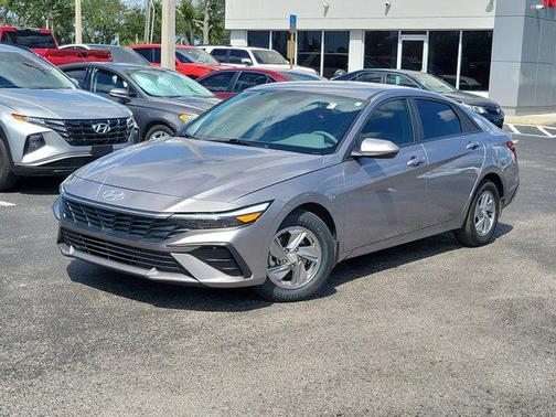 2025 Hyundai ELANTRA SE