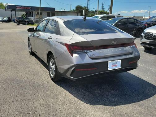 2025 Hyundai ELANTRA SE