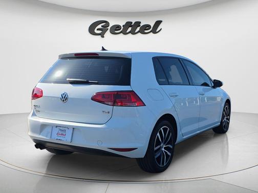 Pure White 2017 Volkswagen Golf TSI SE 4-Door