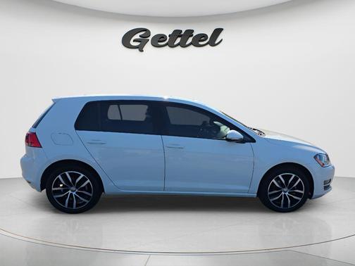 Pure White 2017 Volkswagen Golf TSI SE 4-Door