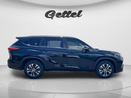 Midnight Black Metallic 2023 Toyota Highlander XLE