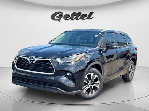 Midnight Black Metallic 2023 Toyota Highlander XLE