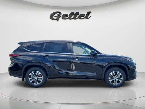 Midnight Black Metallic 2026 Toyota Highlander XLE