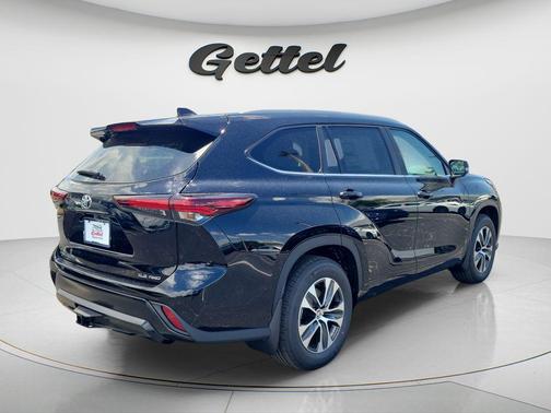 Midnight Black Metallic 2026 Toyota Highlander XLE