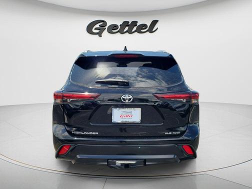 Midnight Black Metallic 2026 Toyota Highlander XLE