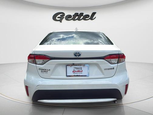 Super White 2021 Toyota Corolla Hybrid SE
