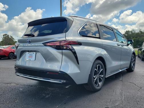 2025 Toyota Sienna Platinum 7 Passenger