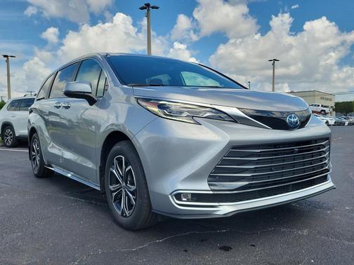 2025 Toyota Sienna Platinum 7 Passenger