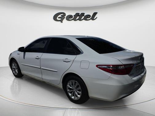 Super White 2017 Toyota Camry Hybrid LE