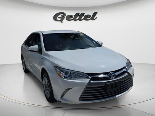 Super White 2017 Toyota Camry Hybrid LE