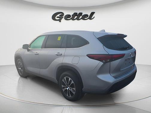 Celestial Silver Metallic 2024 Toyota Highlander XLE