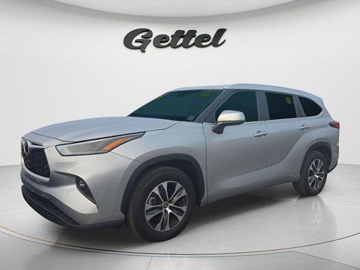 Celestial Silver Metallic 2024 Toyota Highlander XLE