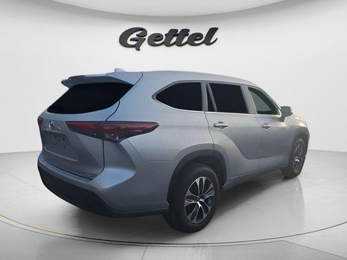 Celestial Silver Metallic 2024 Toyota Highlander XLE