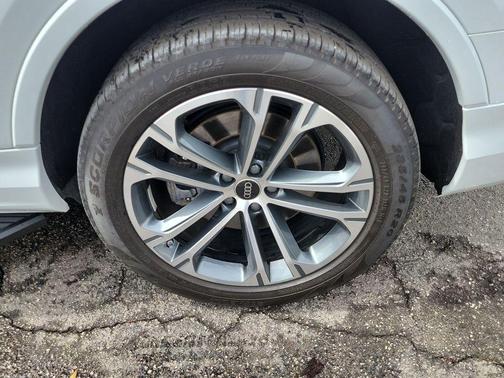 2025 Audi Q7 45 Premium Plus