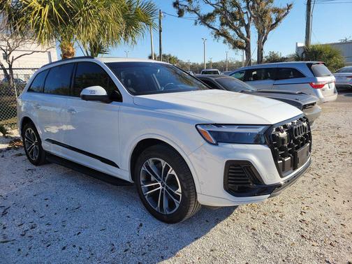 2025 Audi Q7 45 Premium Plus