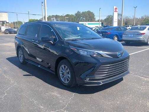 2025 Toyota Sienna XLE 8 Passenger