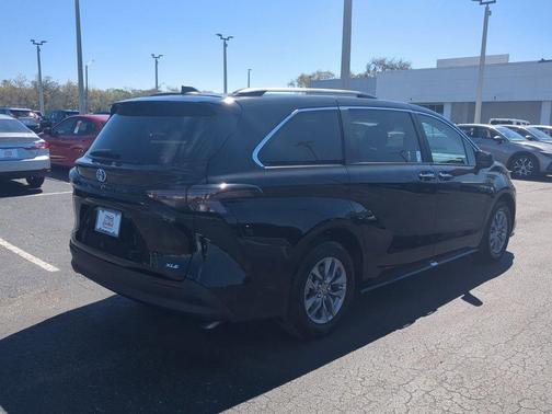 2025 Toyota Sienna XLE 8 Passenger