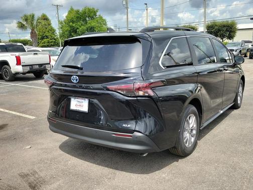 2025 Toyota Sienna XLE 8 Passenger