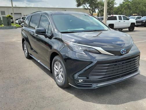 2025 Toyota Sienna XLE 8 Passenger