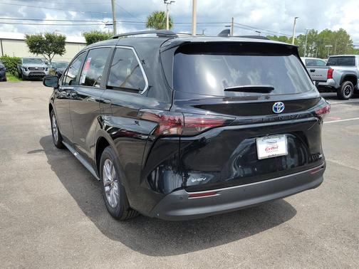 2025 Toyota Sienna XLE 8 Passenger
