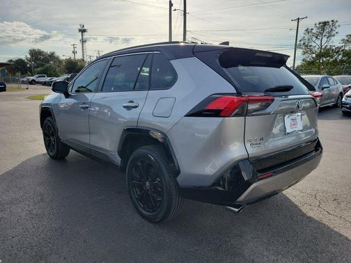 2022 Toyota RAV4 Hybrid SE