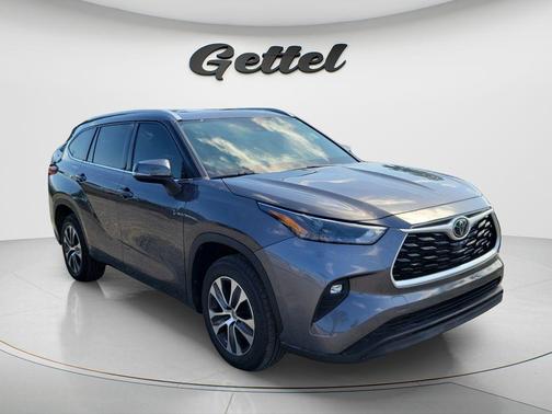 Magnetic Gray Metallic 2022 Toyota Highlander XLE