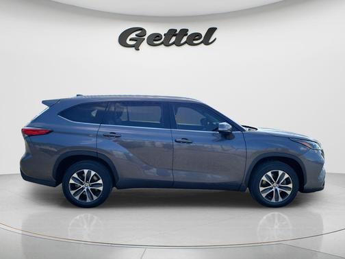 Magnetic Gray Metallic 2022 Toyota Highlander XLE