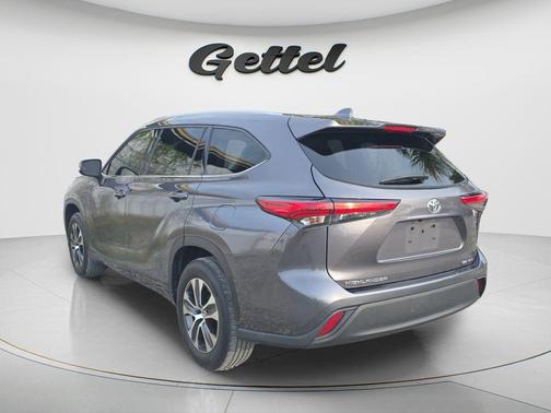 Magnetic Gray Metallic 2022 Toyota Highlander XLE