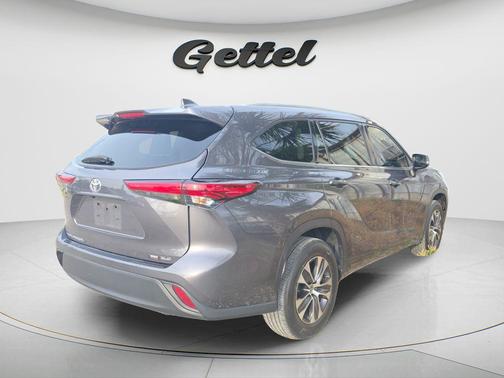 Magnetic Gray Metallic 2022 Toyota Highlander XLE