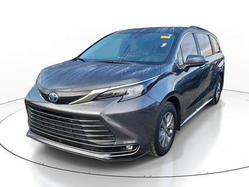 2025 Toyota Sienna XLE 8 Passenger