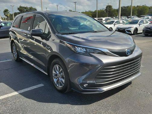 2025 Toyota Sienna XLE 8 Passenger