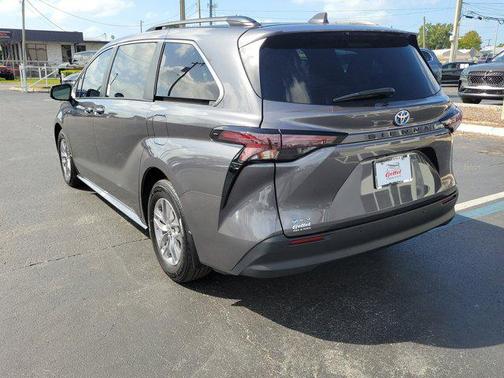 2025 Toyota Sienna XLE 8 Passenger