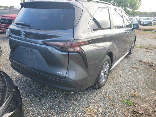 2025 Toyota Sienna XLE 8 Passenger
