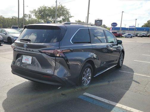2025 Toyota Sienna XLE 8 Passenger