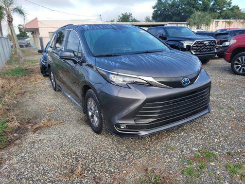 2025 Toyota Sienna XLE 8 Passenger