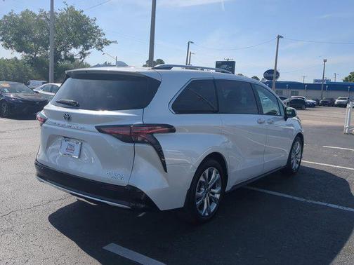 2024 Toyota Sienna Platinum 7 Passenger