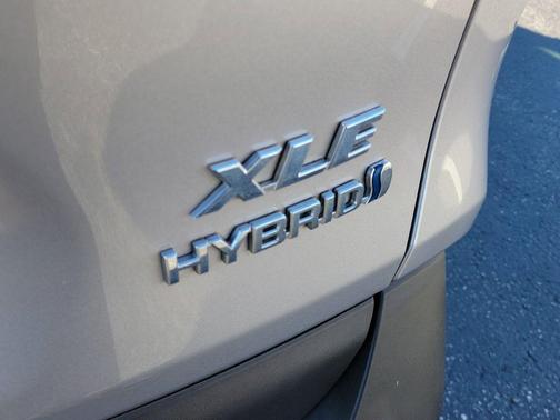 2022 Toyota RAV4 Hybrid XLE