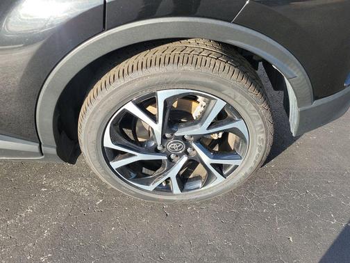 2022 Toyota C-HR XLE